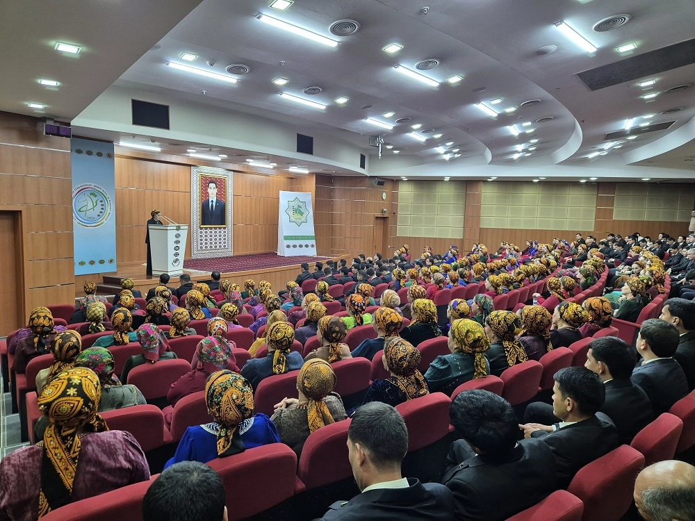 “TÜRKMENISTANYŇ HALK MASLAHATY - BEÝIK ÖSÜŞLERIŇ  RÖWŞEN GELJEGI” ATLY MASLAHAT GEÇIRILDI