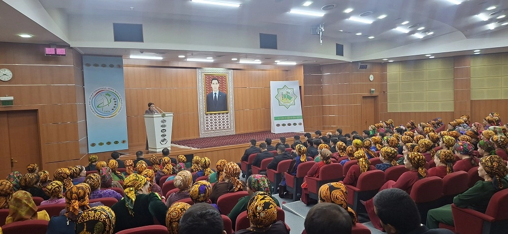“TÜRKMENISTANYŇ HALK MASLAHATY - BEÝIK ÖSÜŞLERIŇ  RÖWŞEN GELJEGI” ATLY MASLAHAT GEÇIRILDI